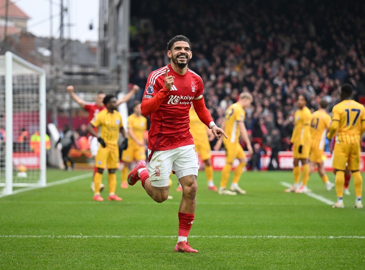 Morgan Gibbs-White célèbre un but avec Nottingham Forest
