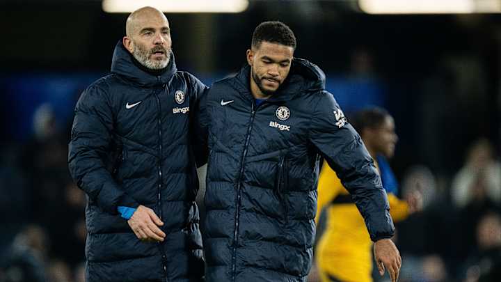 Enzo Maresca (L) a subi des critiques de la part de certains fans de Chelsea