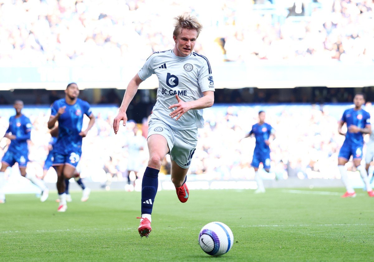 Victor Kristiansen en action pour Leicester contre Chelsea