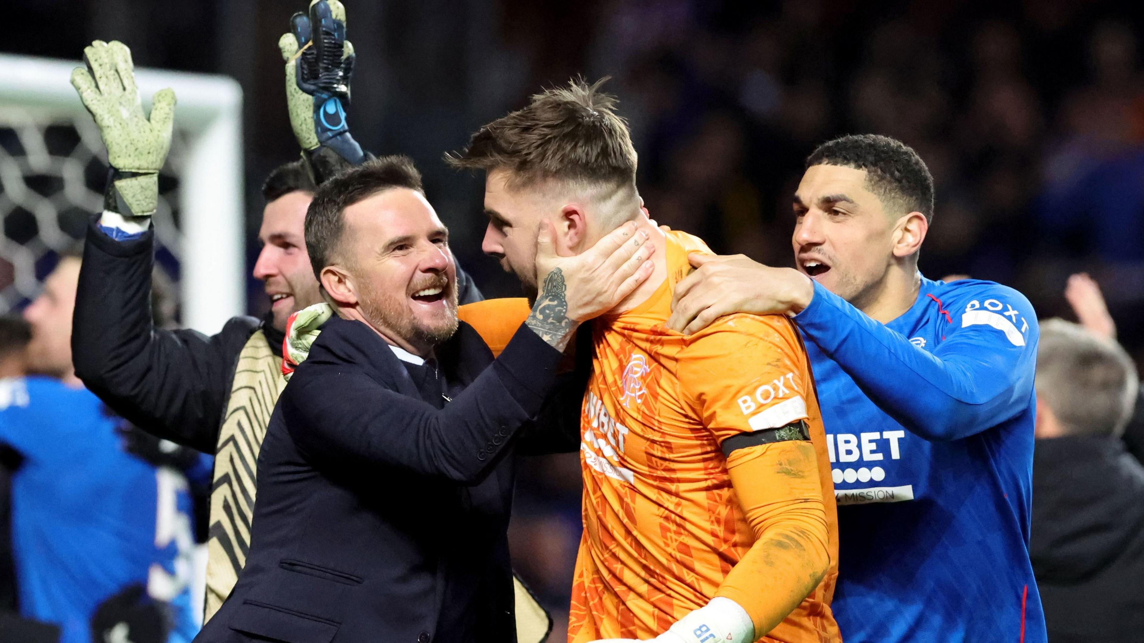 Barry Ferguson célèbre avec le gardien Jack Butland