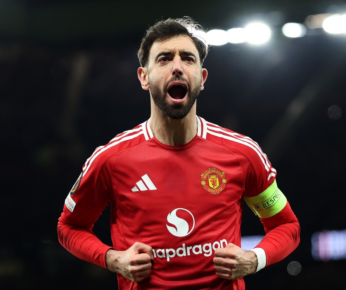 Bruno Fernandes célèbre un but pour Manchester United contre la Real Sociedad