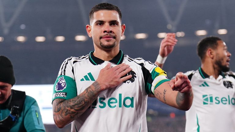 Bruno Guimaraes célèbre un but contre West Ham