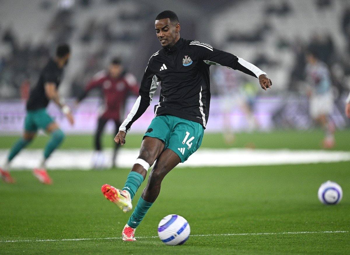 Alexander Isak s'échauffe pour Newcastle