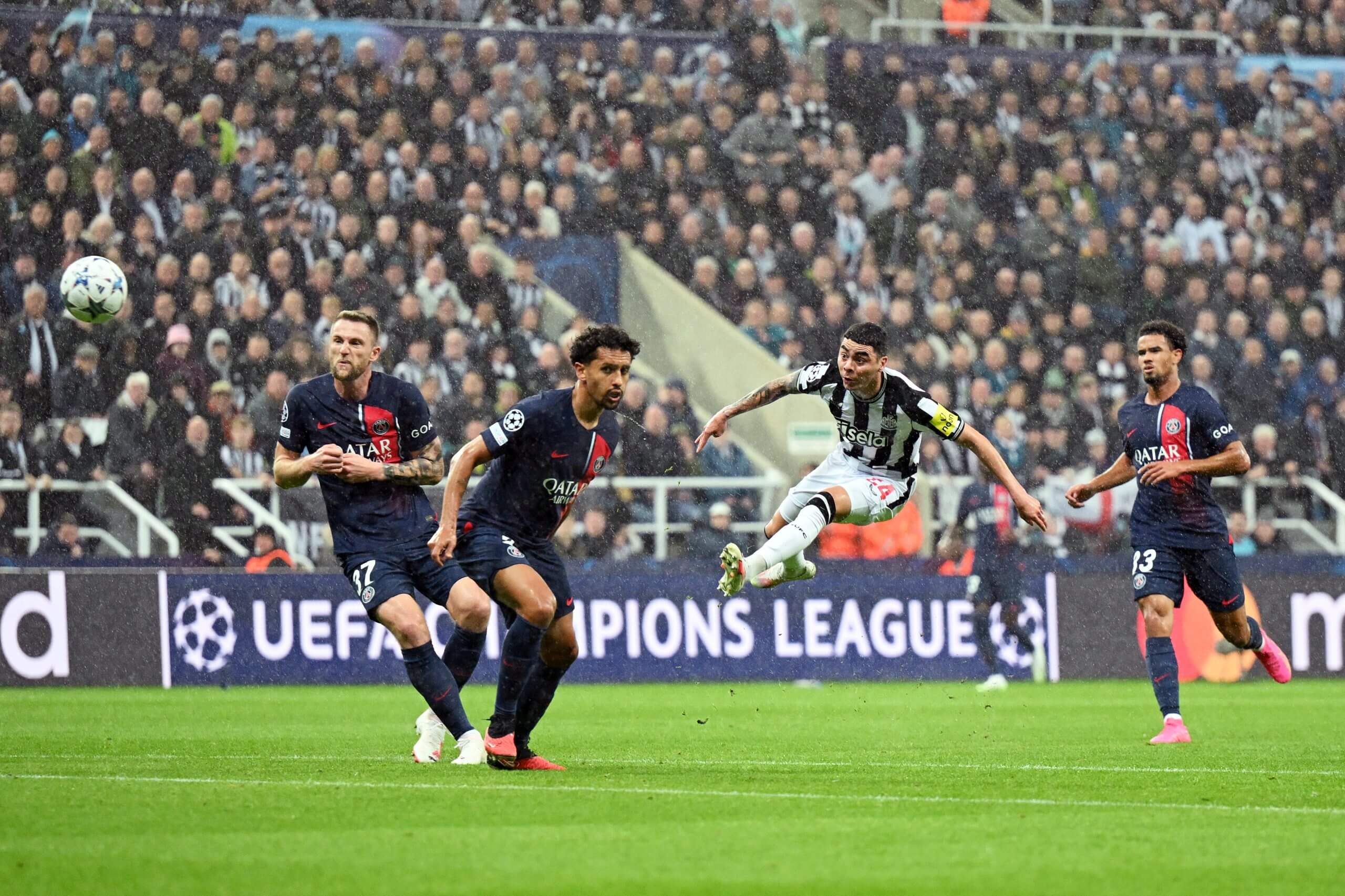 Miguel Almiron lors du match Newcastle contre PSG en Ligue des Champions