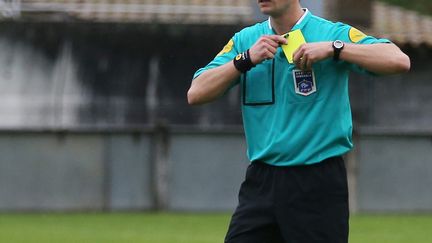 Un arbitre de football lors d'une rencontre amateur. (SALINIER QUENTIN / MAXPPP)