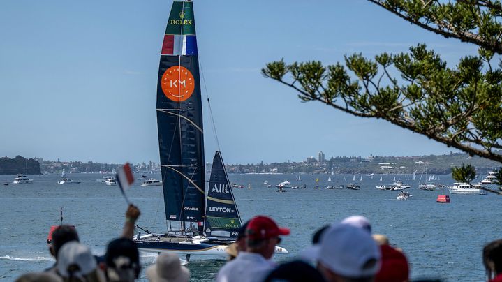 Le bateau français porte désormais le logo de la fondation Mbappé.