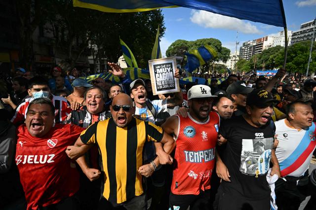 Des manifestants et supporteurs de football lors d’une manifestation de retraités contre le gouvernement du président argentin, Javier Milei, à Buenos Aires, le 12 mars 2025.