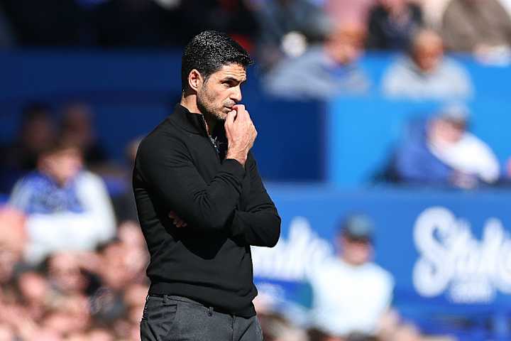 Mikel Arteta dirigeant son équipe pendant le match Mikel Arteta sur le banc