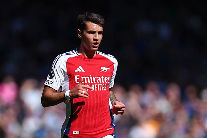 Jakub Kiwior sous pression durant la rencontre Jakub Kiwior pendant une action