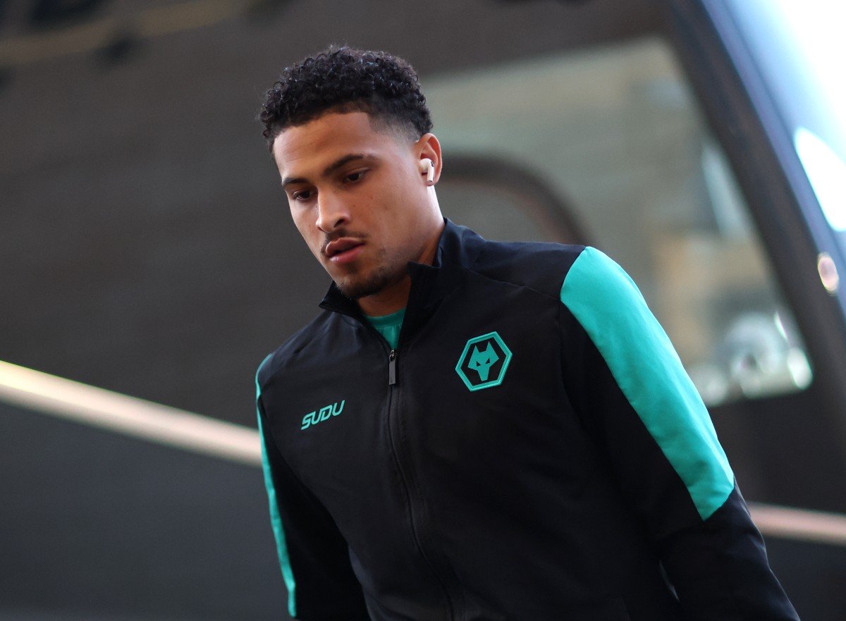 Joao Gomes descend du bus de l'équipe de Wolverhampton