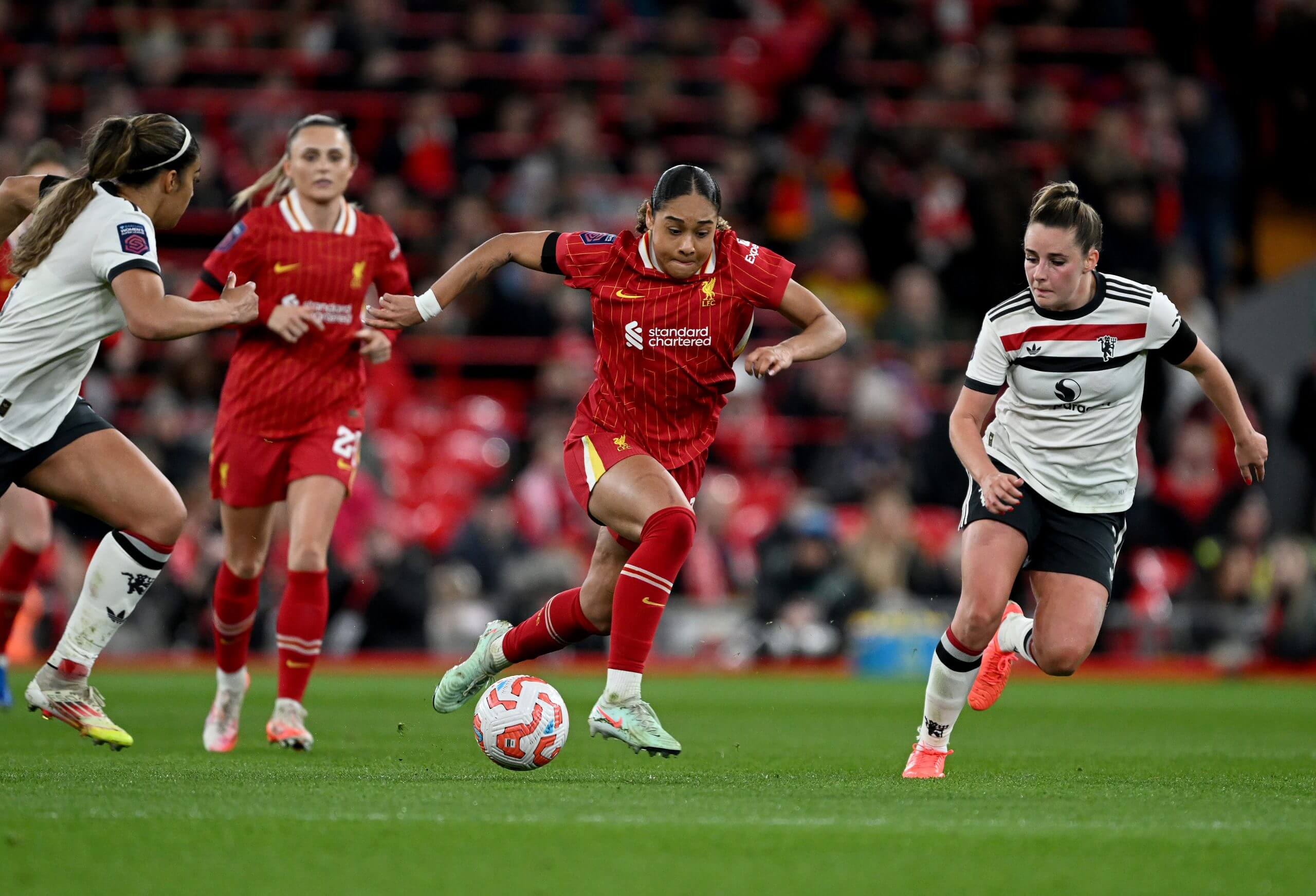 Olivia Smith célébre son but contre Manchester United