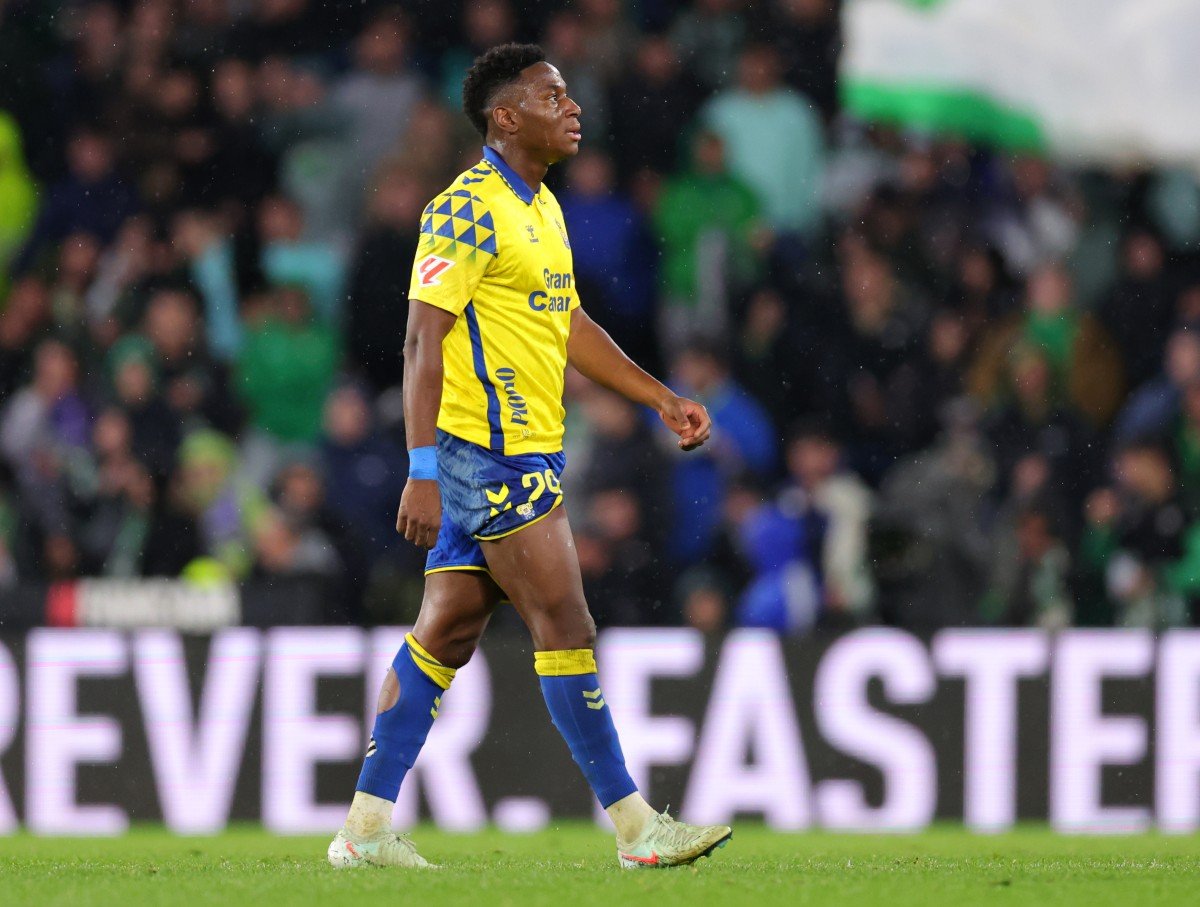 Dario Essugo reçoit un carton rouge