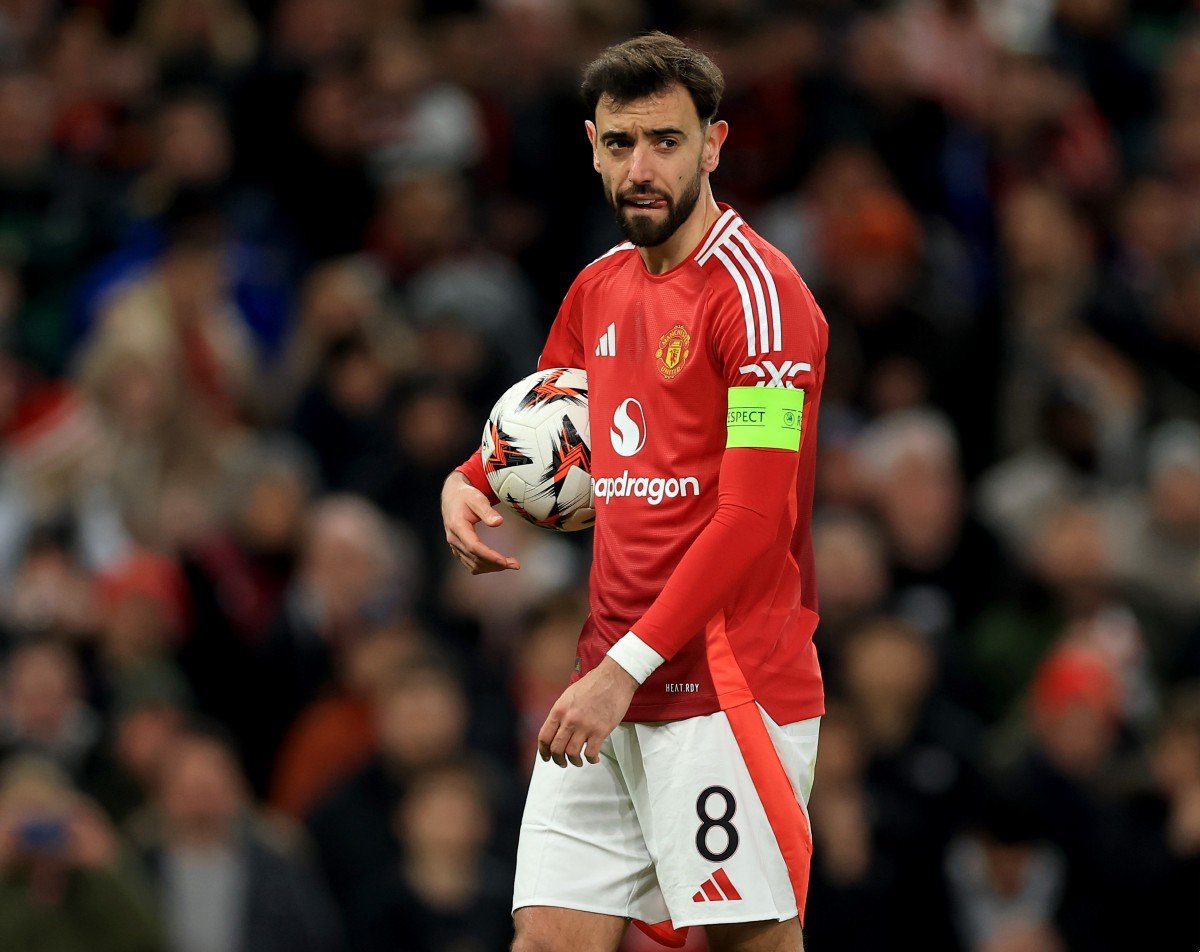 Bruno Fernandes avec le ballon du match après la victoire de Man United contre la Real Sociedad