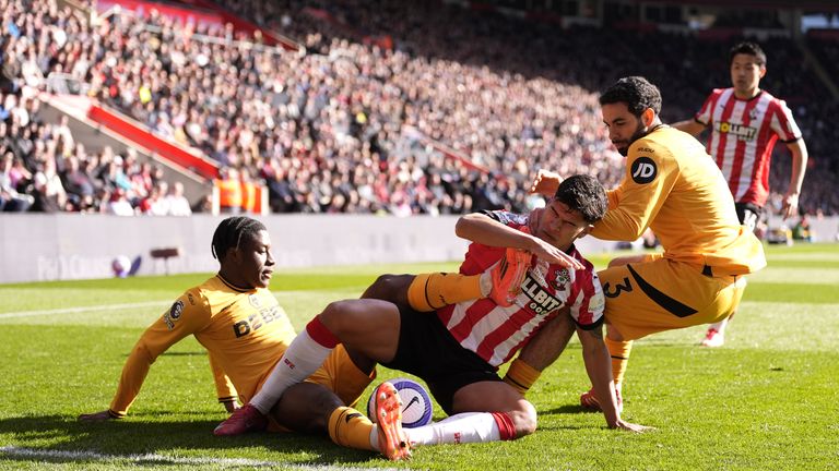 Jean-Ricner Bellegarde et Mateus Fernandes en duel.
