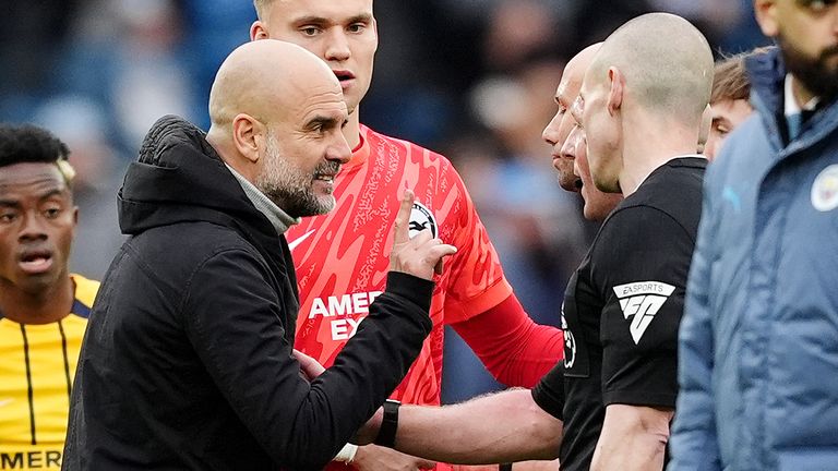 Pep Guardiola parle avec l'arbitre Simon Hooper à la fin du match