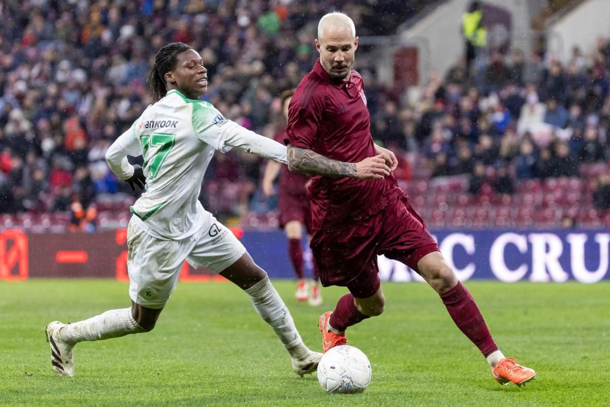 Fode Sanassy Sylla de Yverdon Sport FC en action contre Steve Rouiller de Servette FC lors d’un match de la Super League à Genève, le 15 mars 2025.