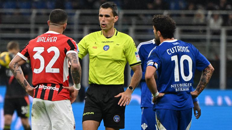 Kyle Walker s'adressant à l'arbitre