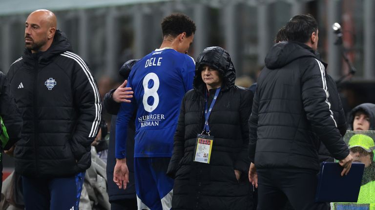 Dele quittant le terrain après son expulsion