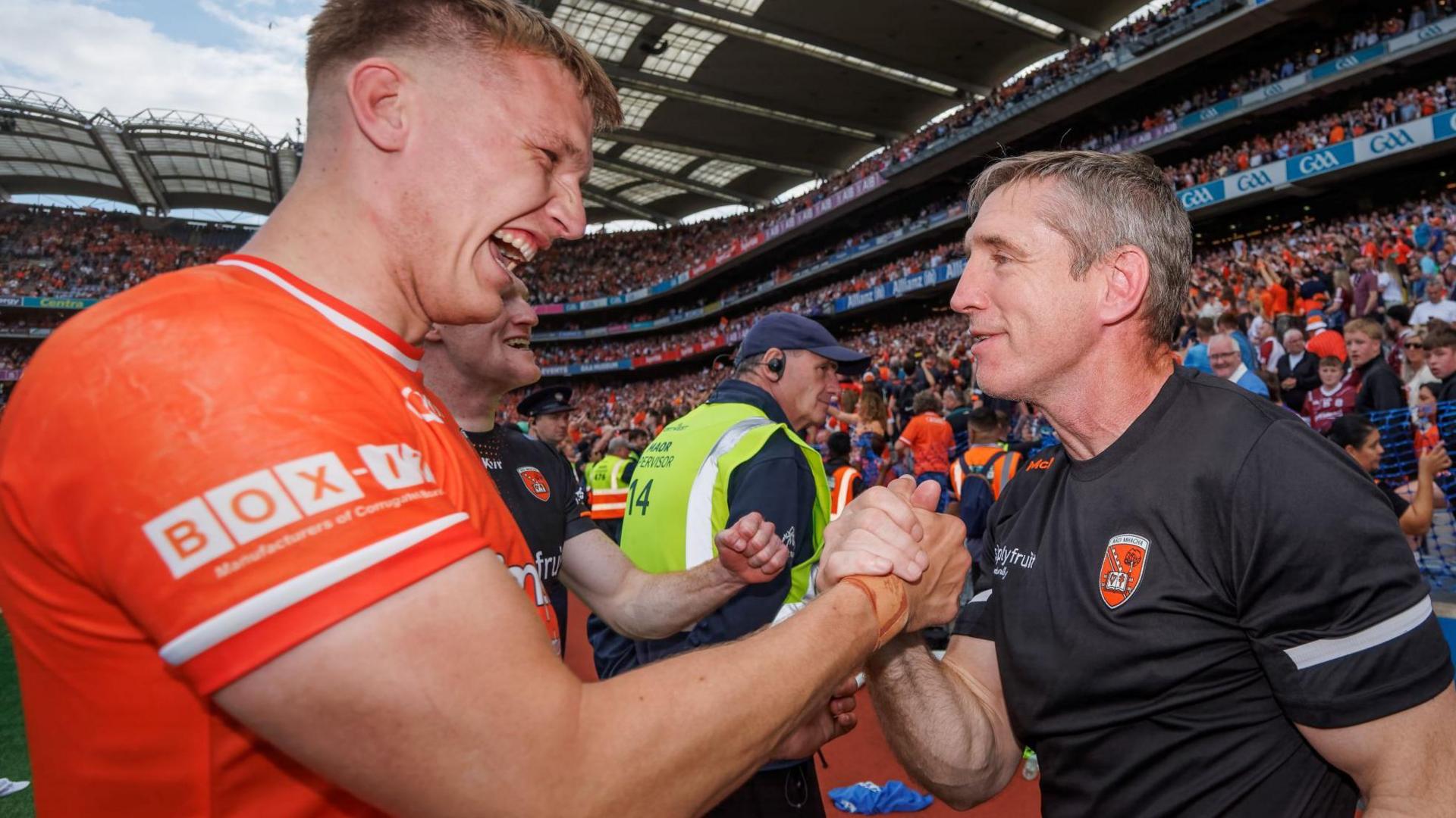 Rian O'Neill avec Kieran McGeeney après la victoire d'Armagh en finale de l'All-Ireland contre Galway en juillet dernier