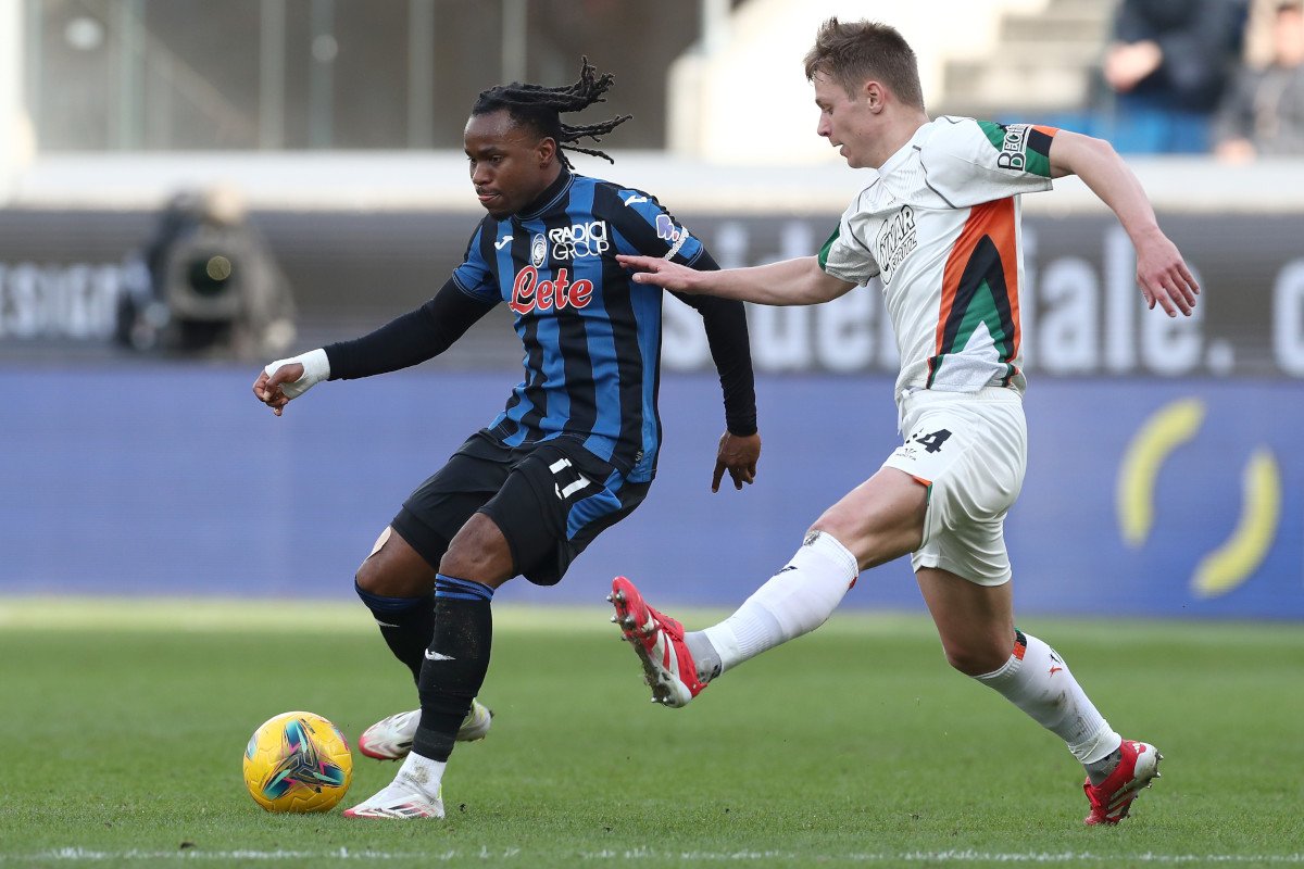 Ademola Lookman défié par Hans Nicolussi Caviglia lors du match Atalanta contre Venezia.