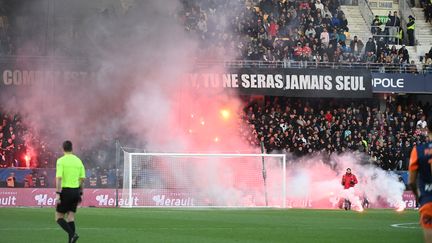 De nombreux fumigènes allumés lors du match entre Montpellier et Saint-Etienne