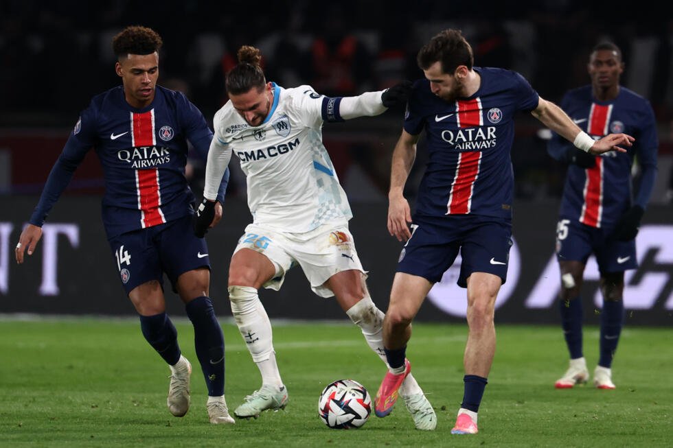 Le Marseillais Adrien Rabiot entouré de Désiré Doué et Khvicha Kvaratskhelia lors du match contre l'OM.