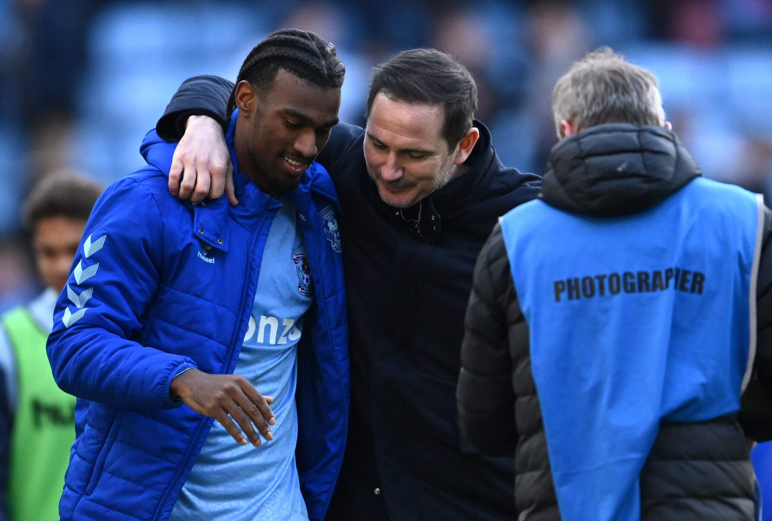 Haji Wright célébrant son triplé