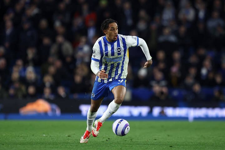 Joao Pedro de Brighton et Hove Albion en action