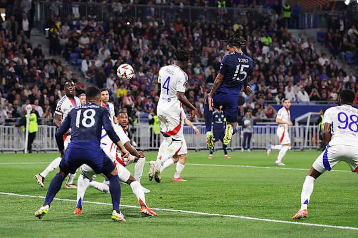 Leny Yoro, Paul Akouokou