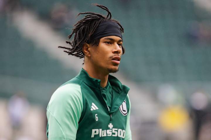 Maxi Oyedele de Legia Maxi Oyedele