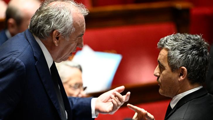 François Bayrou et Gérald Darmanin photographiés ensemble à l’Assemblée nationale le 18 février.