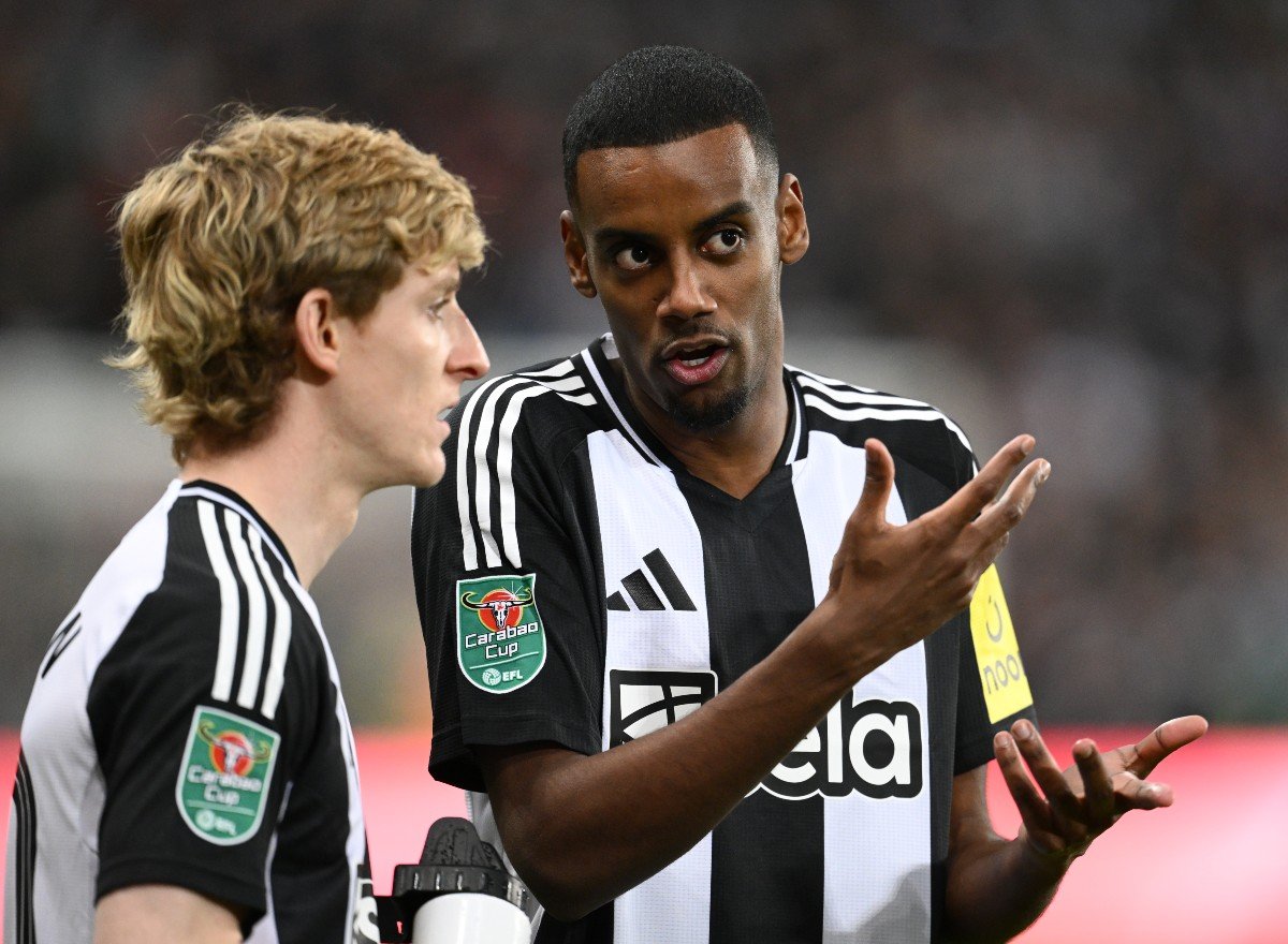 Anthony Gordon et Alexander Isak discutant lors du match de Newcastle contre Arsenal