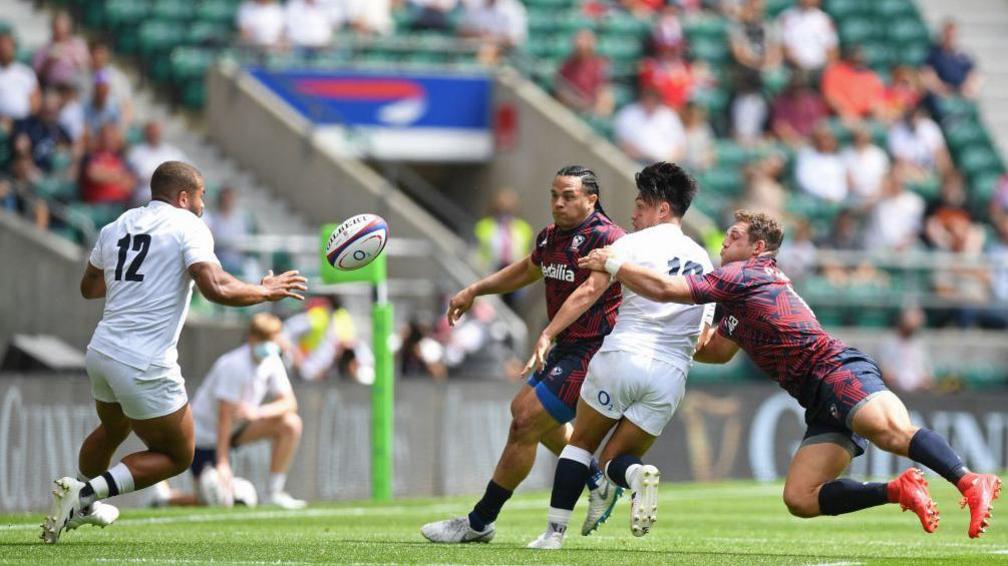 Ollie Lawrence et Marcus Smith jouant pour l'Angleterre contre les États-Unis