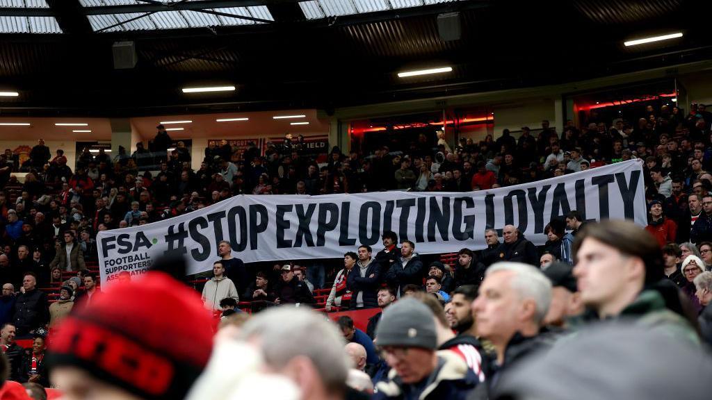 Bannière 'stop à l'exploitation de la loyauté' lors d'un match à Old Trafford
