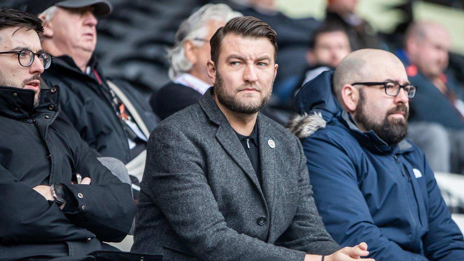 Tom Gorringe regardant un match