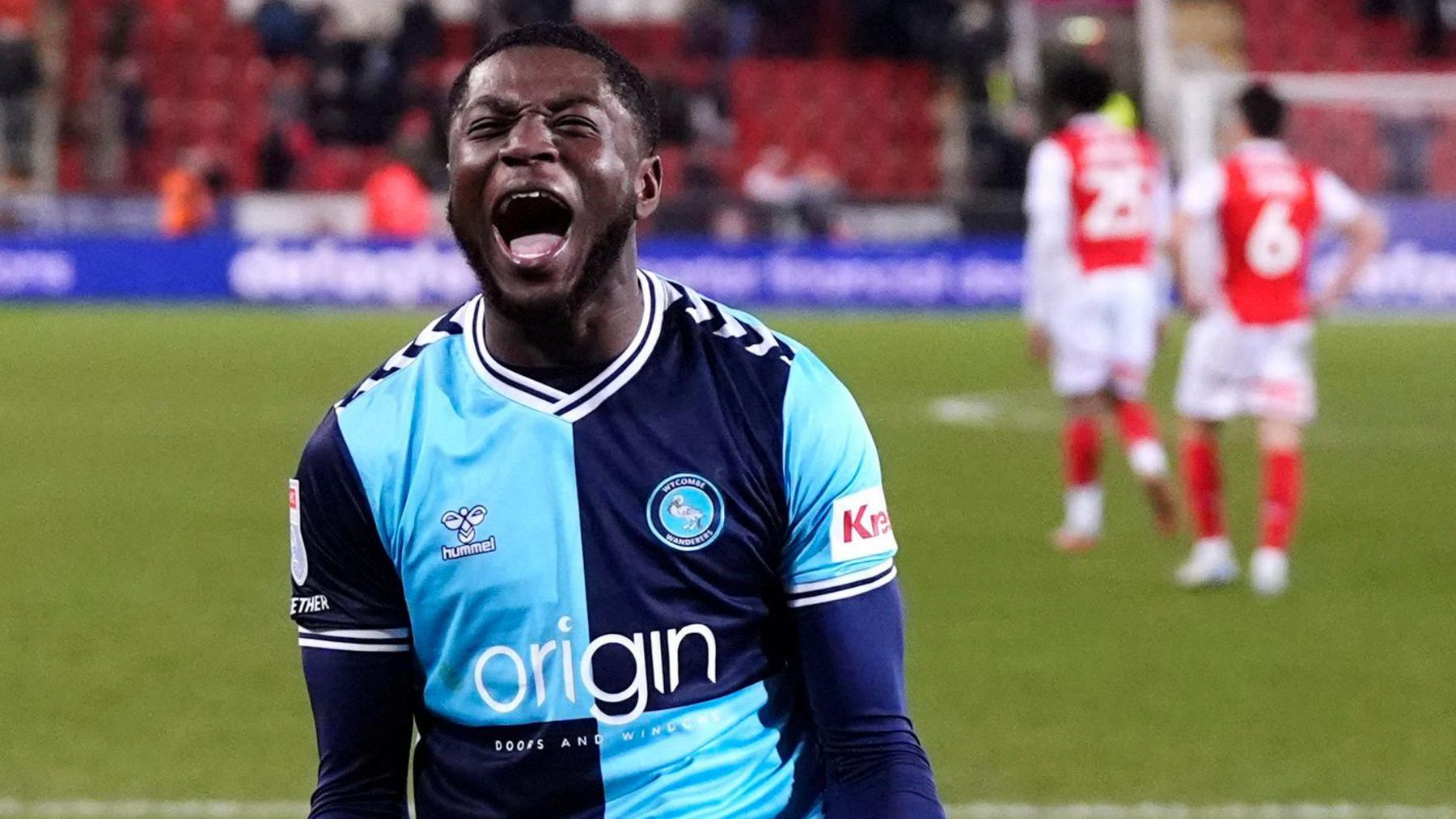 Gideon Kodua célèbre après avoir marqué le troisième but pour Wycombe contre Rotherham