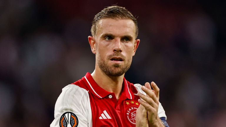 Jordan Henderson applaudit les supporters de l'Ajax