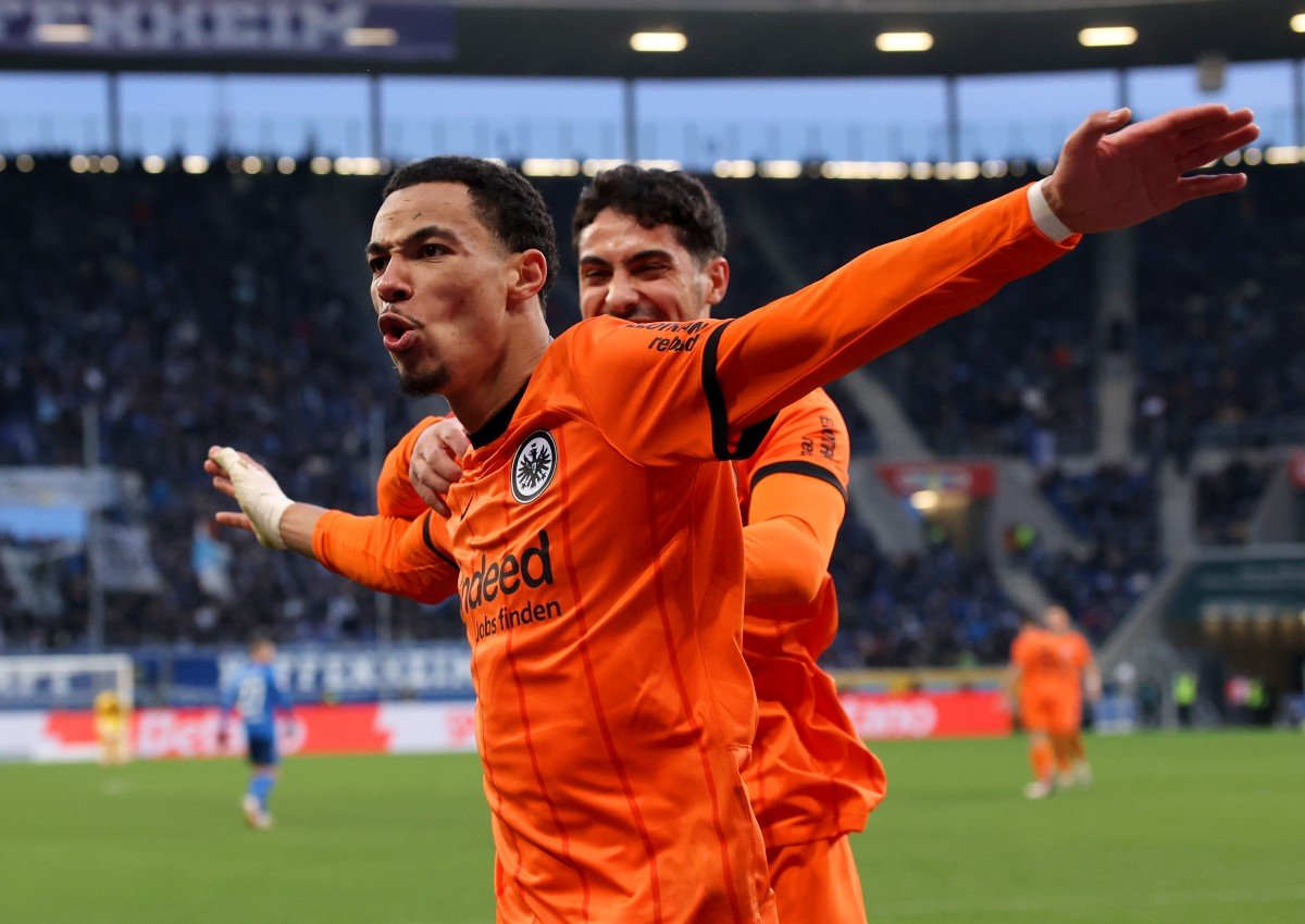 Hugo Ekitike célèbre un but pour Eintracht Frankfurt