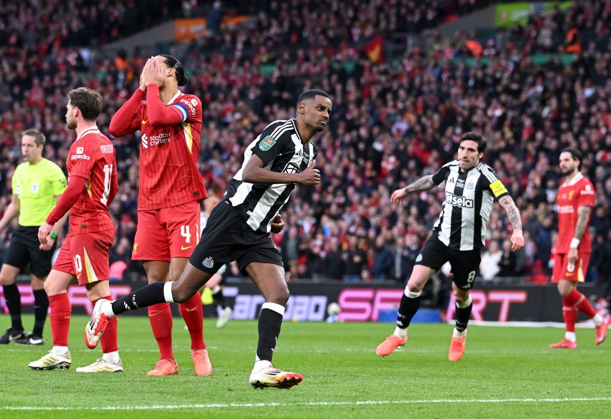 Alexander Isak célèbre un but pour Newcastle contre Liverpool en finale de la Carabao Cup à Wembley