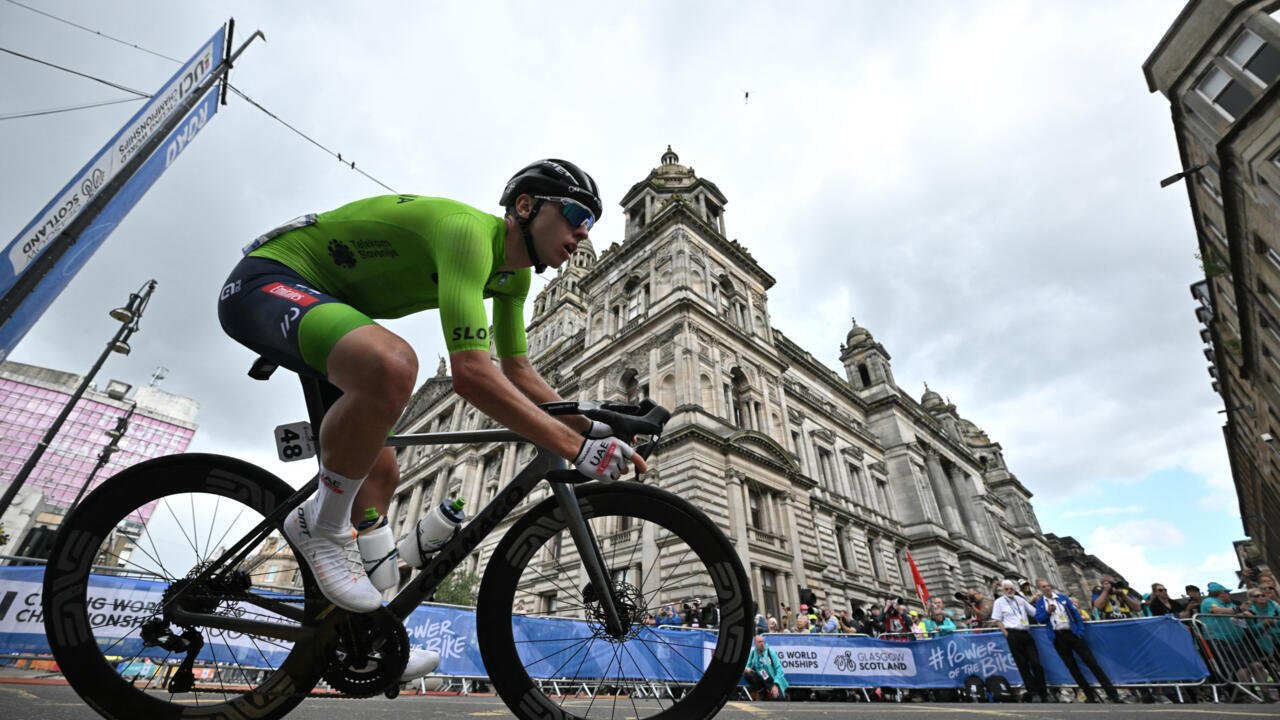 Tadej Pogacar dans les rues d'Édimbourg, lors des championnats du monde 2023 de cyclisme sur route.