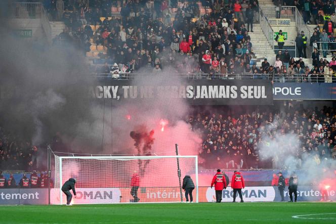 Début d’incendie après des jets de fumigènes par les supporteurs montpelliérains lors d’un match de Ligue 1 contre Saint-Etienne, au stade de la Mosson, à Montpellier, le 16 mars 2025.