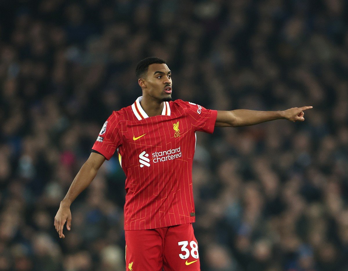 Ryan Gravenberch en action contre Everton