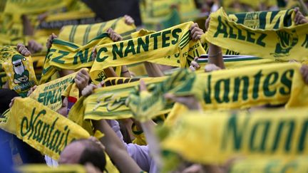 Des supporters du FC Nantes, le 23 septembre 2023, lors d'un match de Ligue 1 entre Nantes et Lorient, au stade de la Beaujoire. (DAMIEN MEYER / AFP)