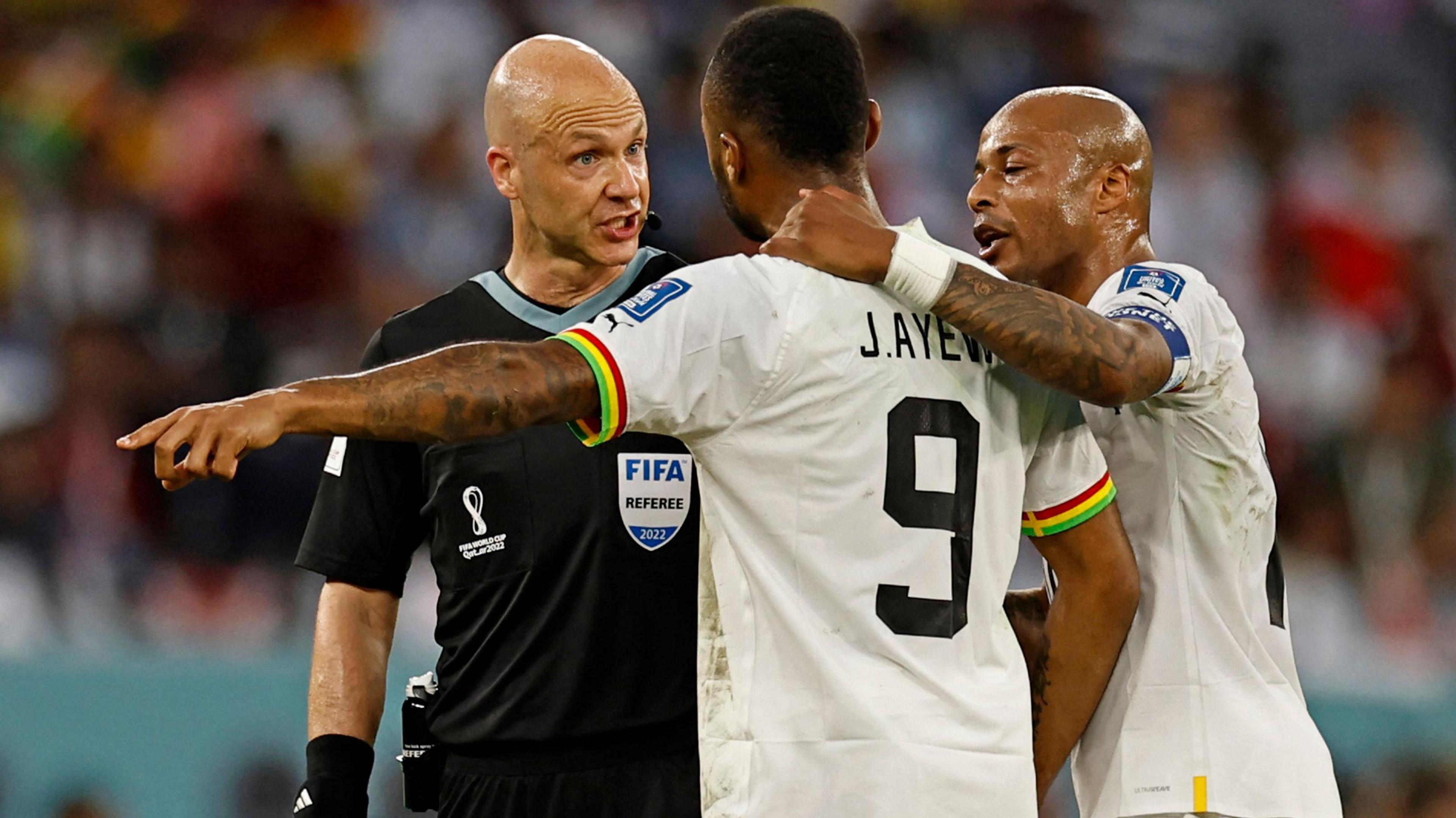 Andre Ayew réconforte Jordan Ayew lors d'un match à la Coupe du Monde 2022