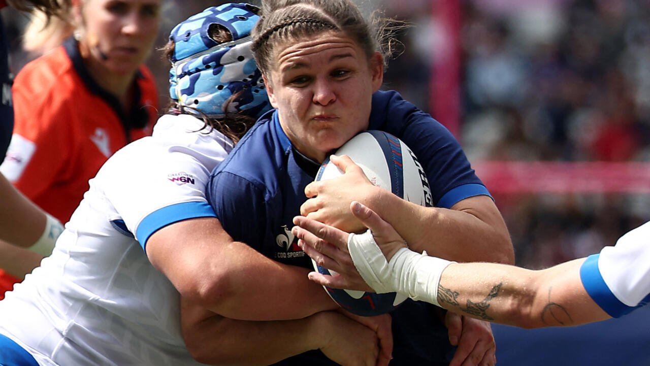 La talonneuse française Agathe Sochat charge contre l'Italie, le 14 avril 2024, lors du Tournoi des Six Nations.