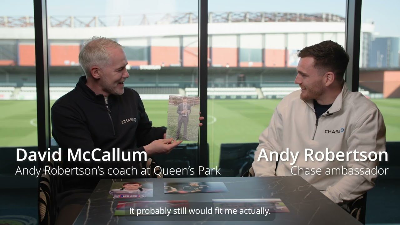 Andy Robertson réunit avec son entraîneur de football de jeunesse