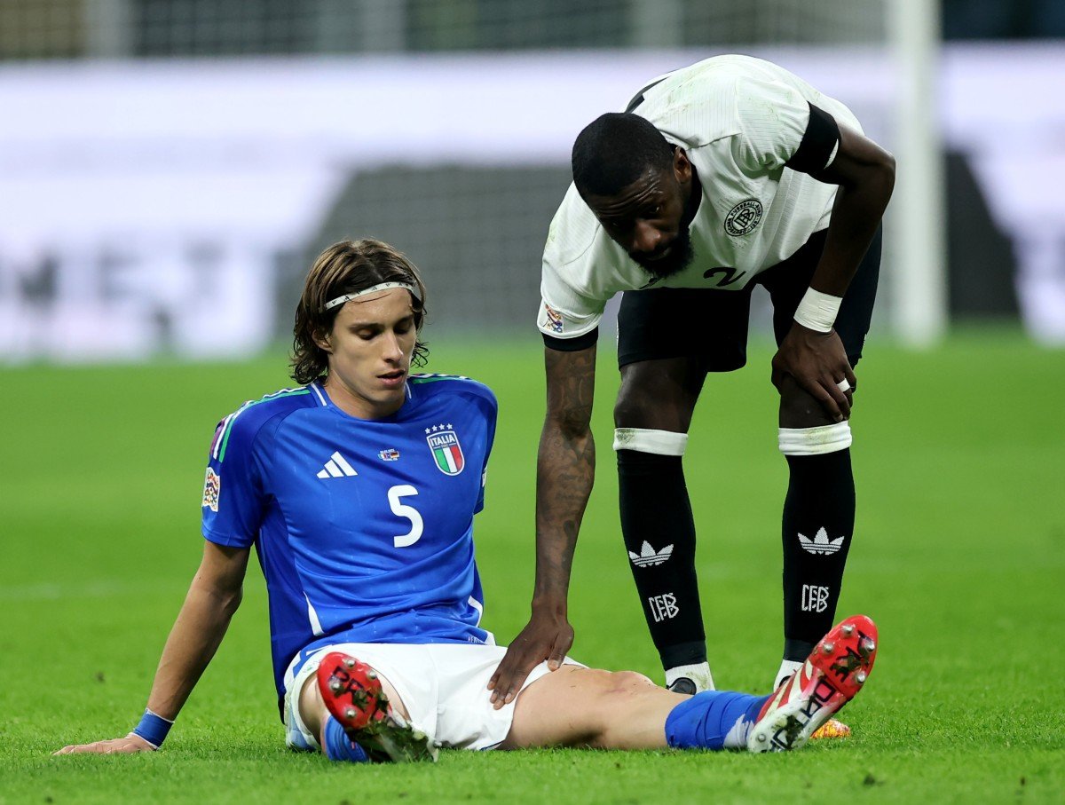 Riccardo Calafiori réconforté par Antonio Rudiger