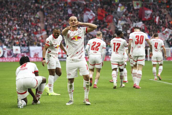 Xavi Simons faisant un signe de téléphone avec la main à côté de sa tête