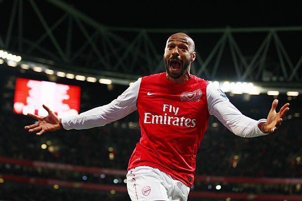 Thierry Henry célèbre un but avec Arsenal lors d’un match de FA Cup en 2012