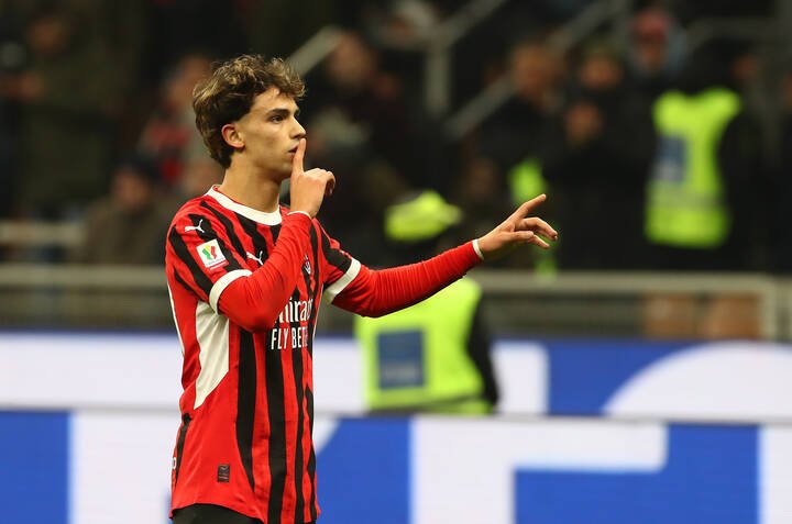 Joao Felix célèbre un but avec l'AC Milan